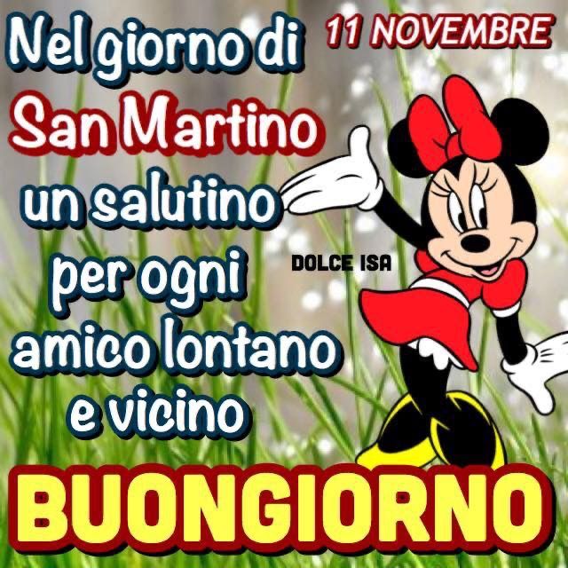 Tazza di caffè fumante con foglie d’autunno e castagne accanto, simbolo della festa di San Martino e del calore autunnale